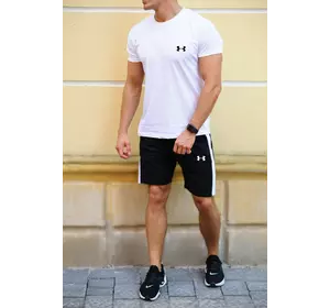 Белая футболка и черные шорты с лампасами (Nike, Adidas, Reebok, Under Armour, Jordan, Fila, Puma)